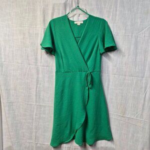 Monteau Los Angeles Green Wrap Dress Size M Short Sleeve V-Neck Tie Waist